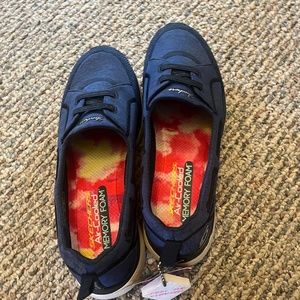 New Skechers Size 9